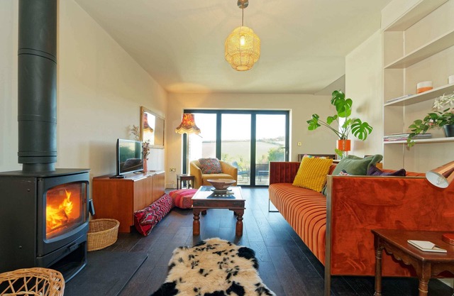 Charming Getaway: BBQ Patio, Fire Pit, Near Kent Downs Trails