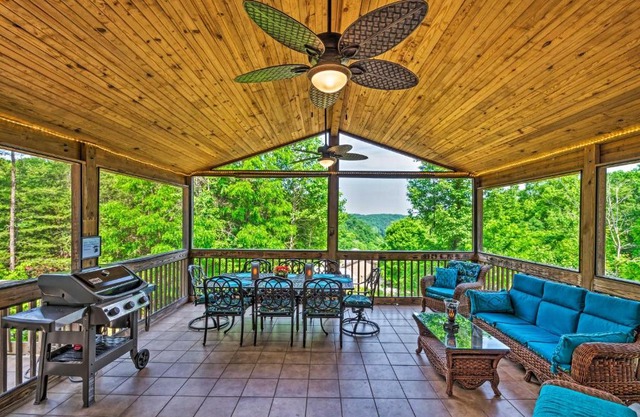 Charming Getaway with Lake Cumberland Views!