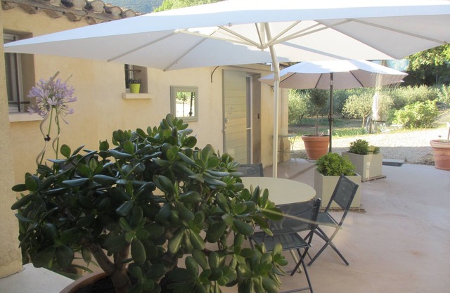 Charming gite for those who love the nature in Vaugines in the south of the Luberon.
