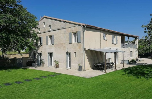 Charming gîte * in the heart of the market town of Magné