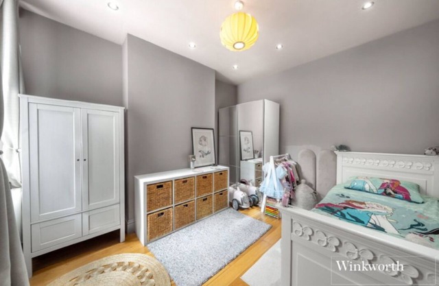 Charming, ground floor two bedroom garden maisonette with WiFi in London