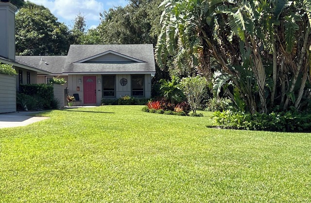 Charming guest house minutes from the beach in peaceful Jensen Beach cul-de-sac.