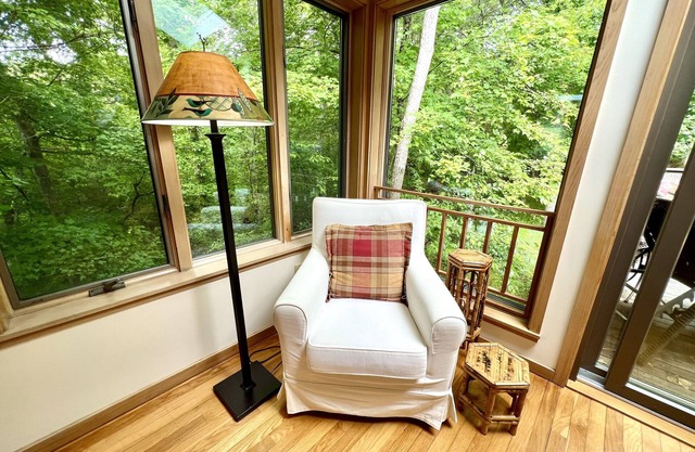 Charming Guest House near Lambert's Cove Beach