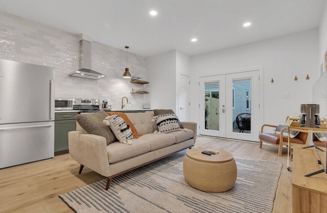 Charming Guest House - Dog Friendly - Parking