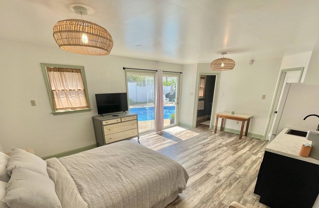 Charming Guesthouse w/ Pool in Historic Cambridge