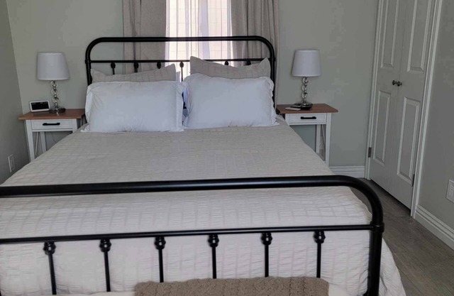 Charming Hideaway Guesthouse-full amenities, private patio, conveniently located