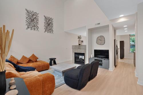 Charming Hillsboro Condo with Pool and Gym