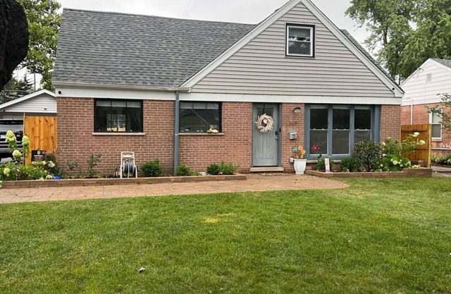 Charming Hinsdale Home with Hot Tub