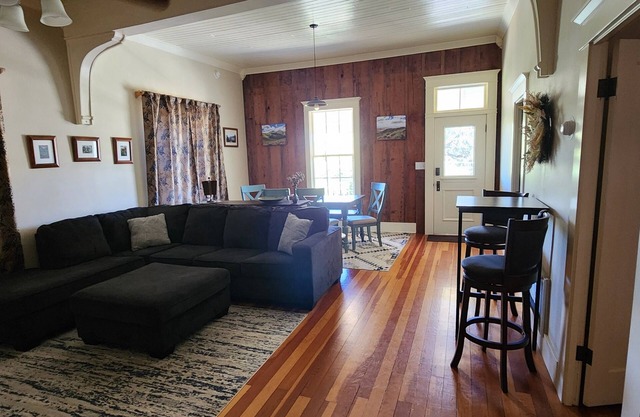 Charming historic 2-bedroom house in Angels Camp with amazing views!