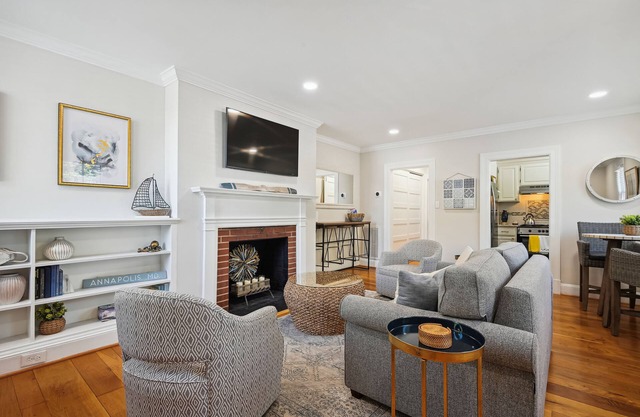 Charming Historic Townhouse Steps From USNA
