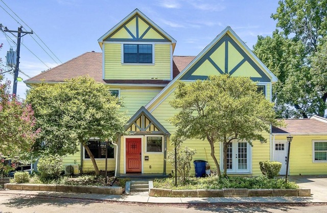 Charming Historic Yellow House in Gated Community - Perfect Dallas Getaway