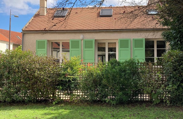 Charming house inside Bussy Village