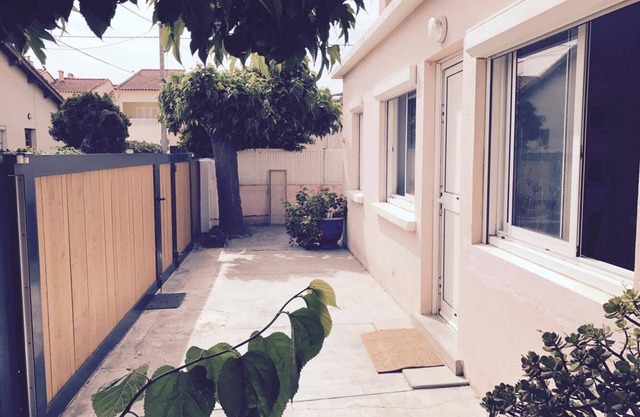 Charming house 100 m from the beach, place with free parking