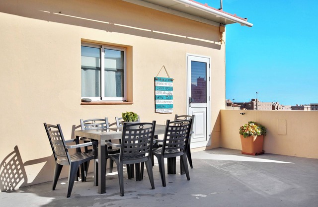 Charming Holiday Home "Forasteras Home" with Rooftop Terrace & Wi-Fi