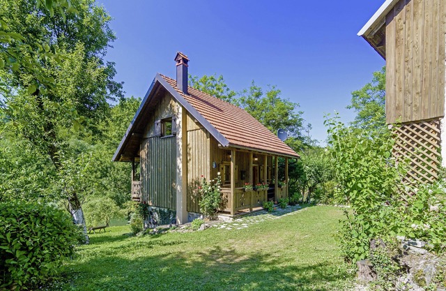 Charming holiday home with 2 bedrooms in an idyllic location, garden with barbecue pavilion, only 20 m from the beach on the river Kupa