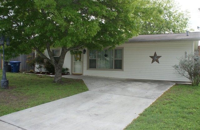 Charming home away from home, Pet-Friendly and Handicap Accessible