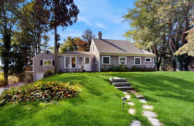 Charming home, great location, A/C, W/D, games, deck, & grill, firepit