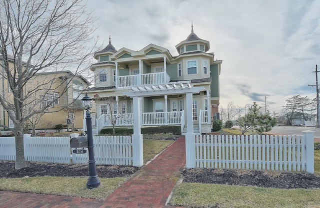 CHARMING HOME IN HEART OF BEACH HAVEN LBI!