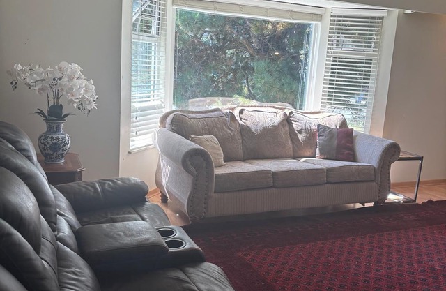 Charming Home in Quiet, Convenient Neighbourhood-4 BR 2 Bath House