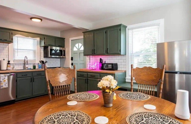 Charming Home Near Churchill Ds and Expo Center