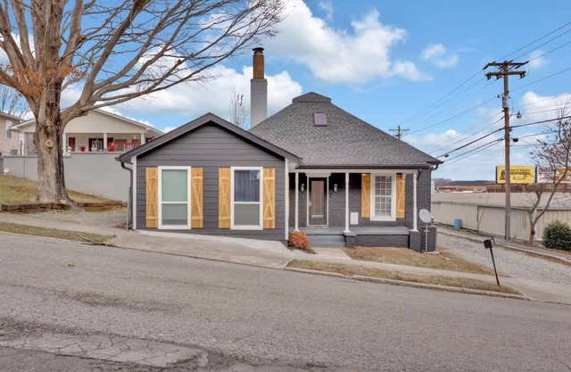 Charming Home Near Downtown Lenoir City
