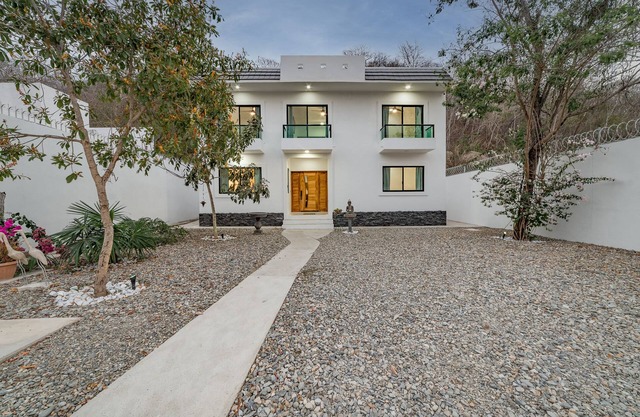 Charming Home - Walking Distance to the Beach