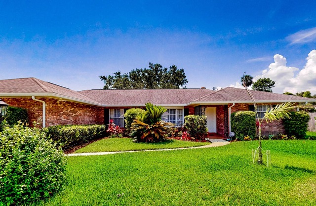 Charming home with beach nearby, full kitchen, grill, central AC, & W/D