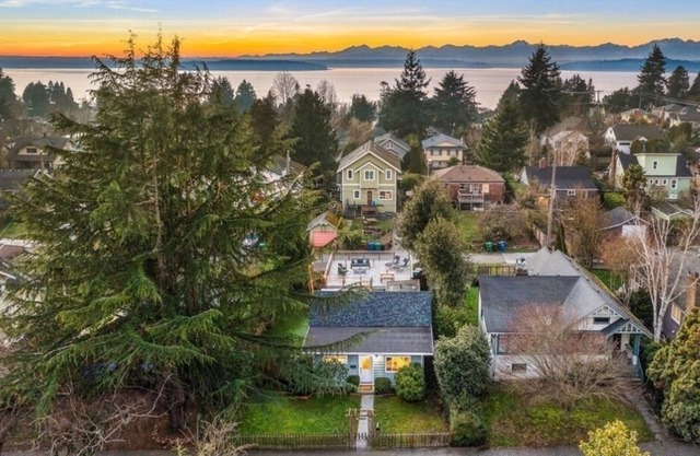 Charming Home with Hot tub/Parking - Seaview!