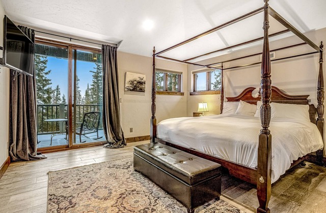 Charming home with mountain-view, fireplace, balcony, & washer/dryer