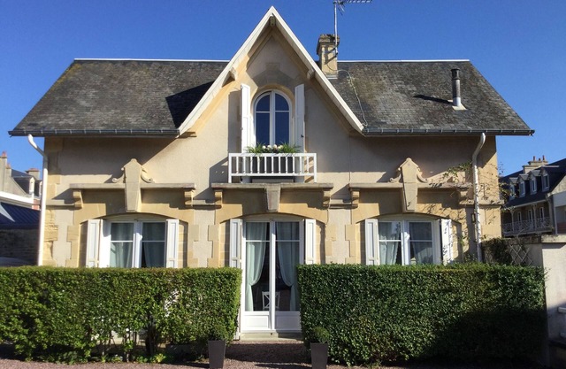 Charming house in Saint Aubin sur Mer, 50 m from the beach.