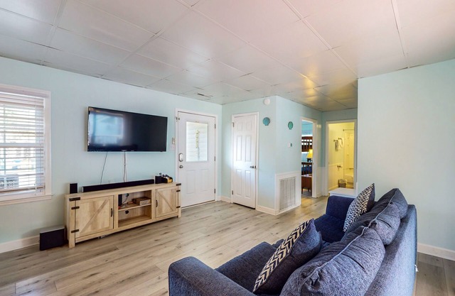 Charming house with hot tub, W/D, dog friendly & close to beach