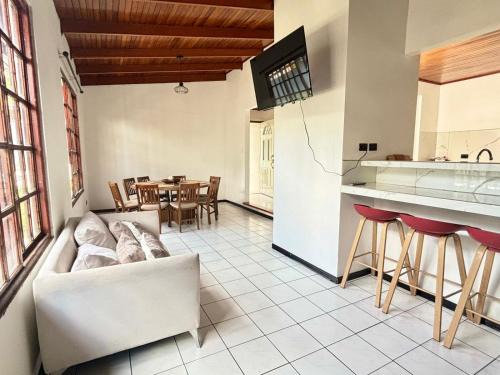 Charming house 5 min airport with Ac