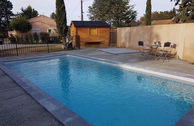 CHARMING HOUSE AT THE FOOT OF THE LUBÉRON STUDIO 4 PERSONS SWIMMING POOL, JACUZZI