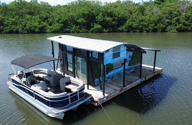 Charming house boat with 2 bedrooms and WiFi, AC in peaceful Grant-Valkaria