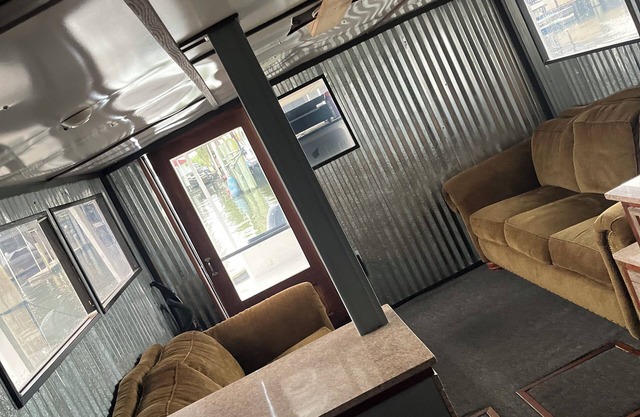 Charming house boat with 2 bedrooms, sleeps 8, SAT TV in Venice Marina