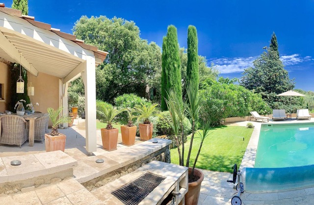 Charming house with heated pool aircon sleeping 6 people surrounded by vineyards