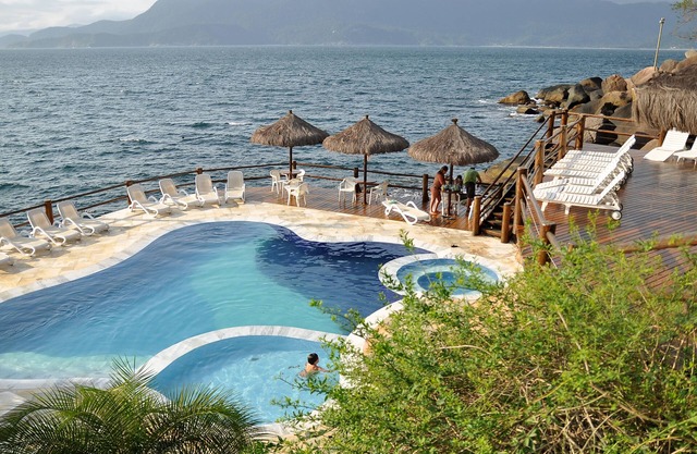 Charming house in gated community with barbecue and pool by the sea