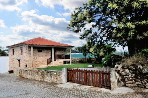 Charming House in Parada + Fireplace