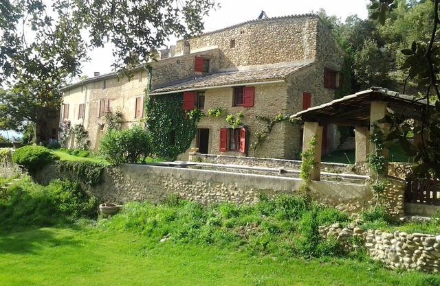 Charming house in the heart of nature with swimming pool and tennis court