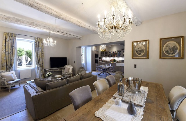 Charming house in the heart of the village of Goult.