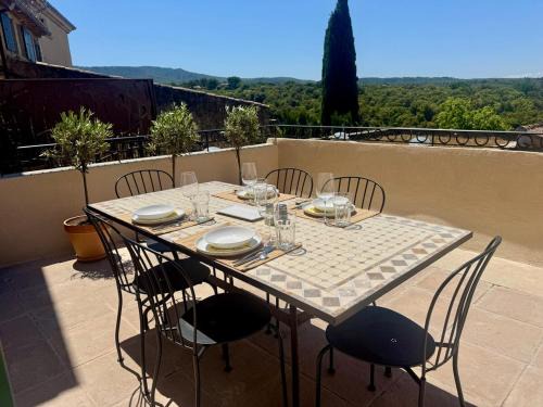 Charming house in the village center of Venasque