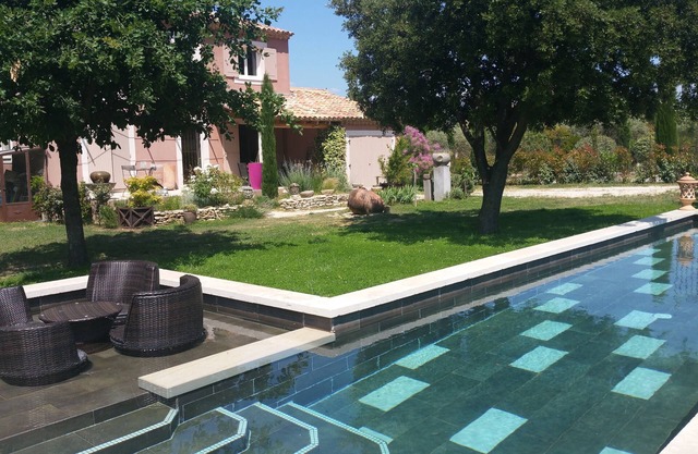 Charming house, style "Bastidette Provençale" in its green setting .