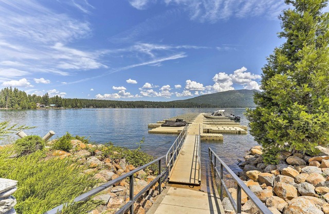 Charming House w/Deck - Steps to Lake Almanor!