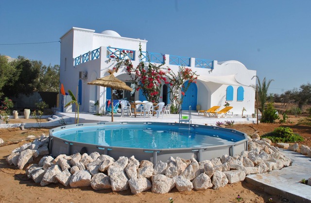 Charming house w / spacious garden & swimming pool