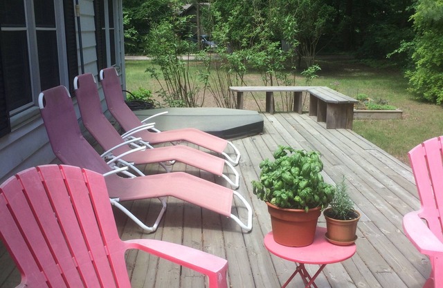 Charming House walking distance to the beach and bakery!