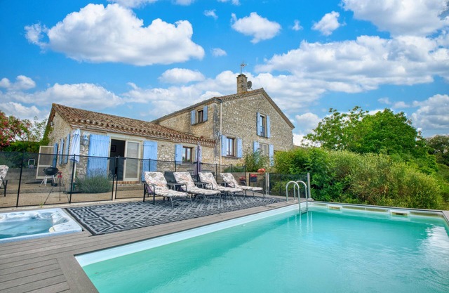 Charming House with Heated Pool, Jacuzzi and Spectacular Views