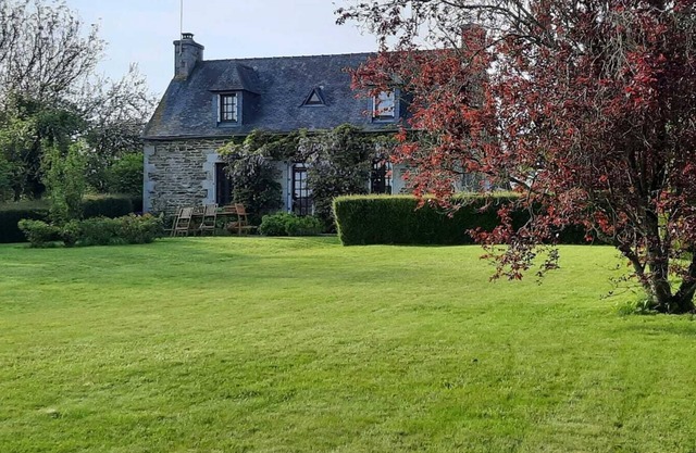 Charming house with large landscaped garden 9 km from the beach