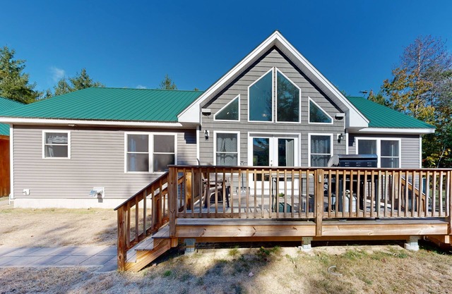 Charming House with Cozy Living Spaces and Outdoor BBQ Deck