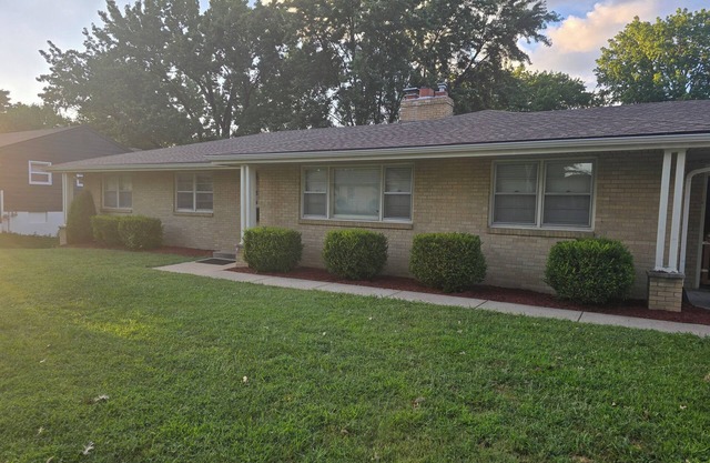 Charming house with easy access to the highway and shopping. Quiet neighborhood