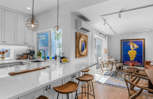 Charming Houseboat on Lake Union